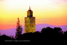 Image du Maroc Professionnelle de  Le jour se lève sur le vieux minaret de la Koutoubia, l’emblème de Marrakech, la ville rouge photographié le Vendredi 19 Décembre 1986 avant sa restauration. Erigé en pierre de taille son édification fut décidée en 1158 par le sultan Almohade Abdel Moumen aussitôt après sa conquête de Marrakech. (Photo / Abdeljalil Bounhar) 